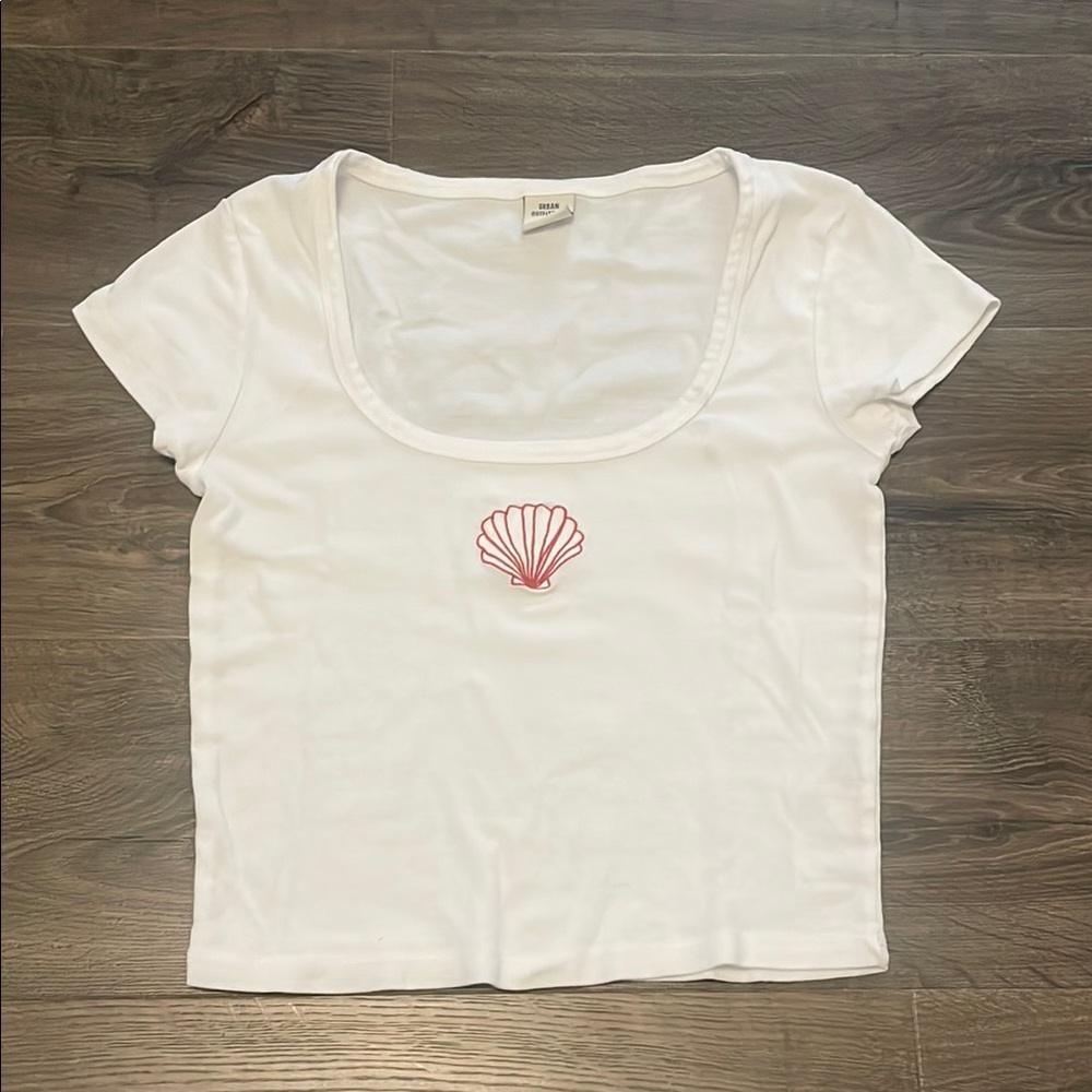 Y2K Urban Outfitters White Baby Tee with Red Sea Shell Embroidery, Size Large